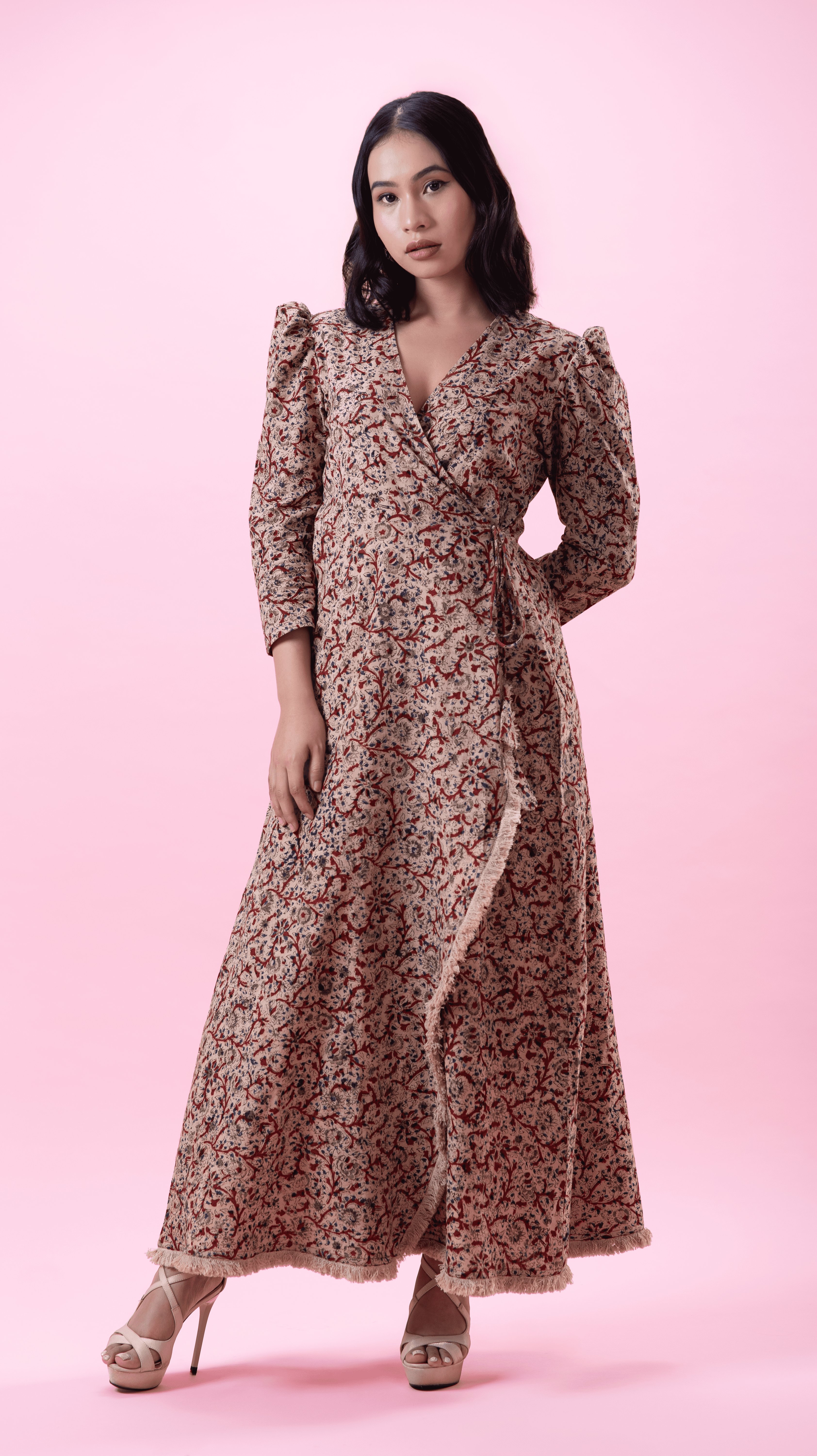 Make a statement with our 'Lace Grace Maxi' in Beige Paradise, a versatile maxi dress blending functionality and romance. Featuring convenient pockets and exquisite lace detailing at the hem, it's perfect for women looking for maxi sundresses and long dresses. Enjoy the comfort of this cotton dress with an adjustable tie-up waist.